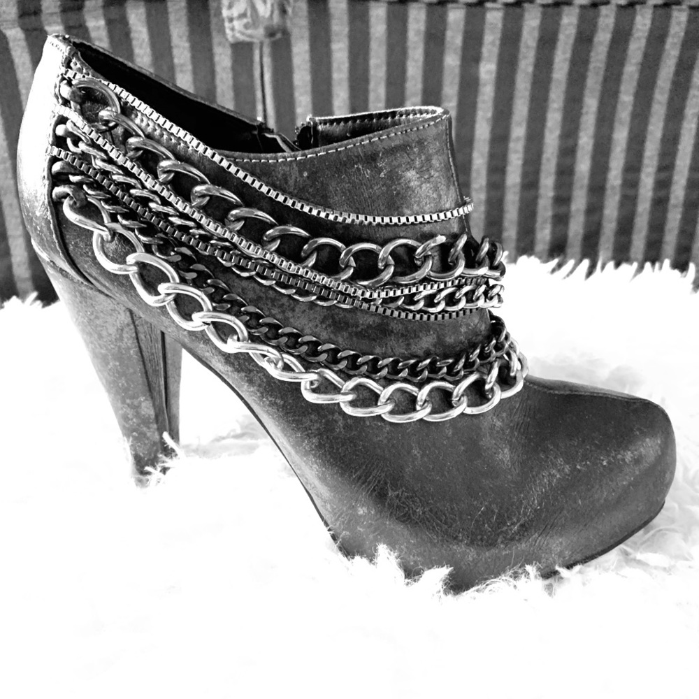 BKE Buckle brand ankle boots.